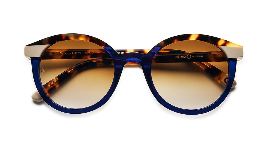Das Bild zeigt die Sonnenbrille EIXAMPLE BLHV von der Marke Etnia Barcelona in blau/havanna.